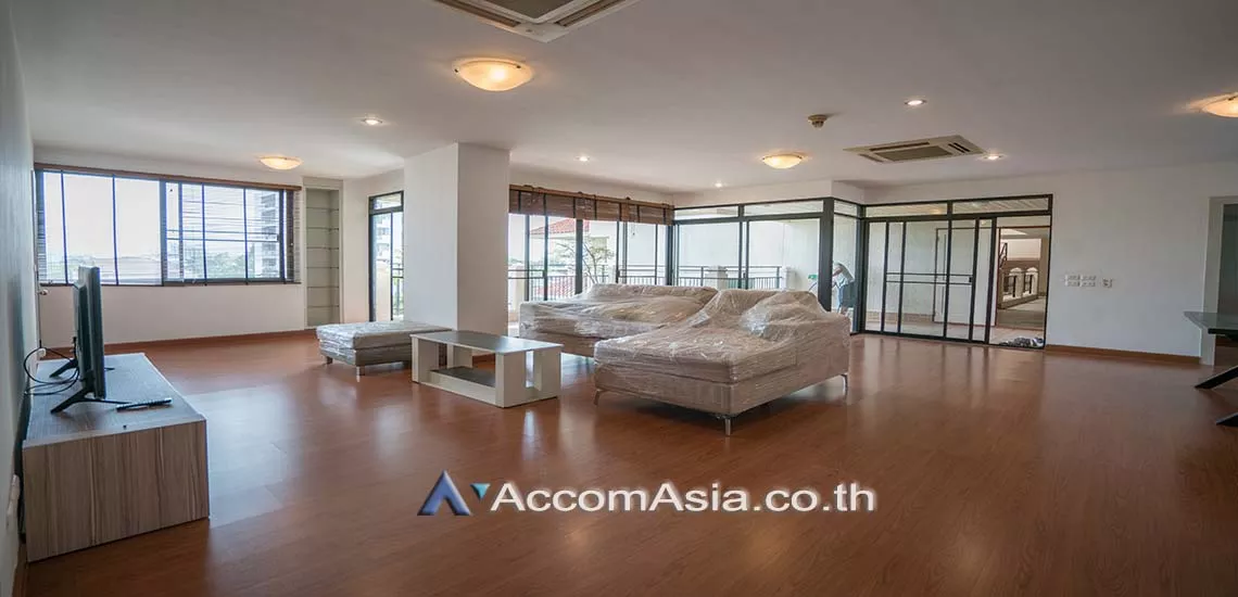 Pet friendly |  Cross Creek Condominium  3 Bedroom for Rent BTS Ekkamai in Sukhumvit Bangkok