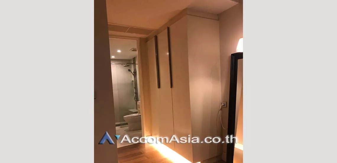unit 1 Bedroom  Condominium For Sale in Silom, Bangkok  near BTS Chong Nonsi (AA28409)