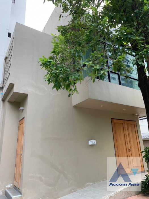 Pet friendly |  Adorable House with BBQ Garden House  2 Bedroom for Sale & Rent BTS Phrom Phong in Sukhumvit Bangkok