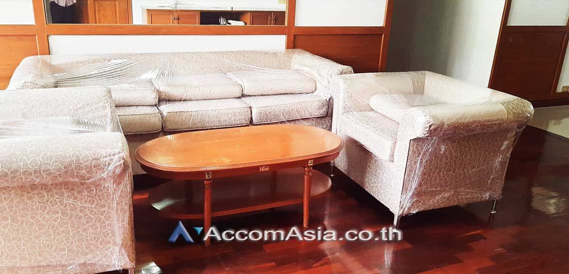  3 Bedrooms  Apartment For Rent in Sukhumvit, Bangkok  near BTS Nana (AA28433)
