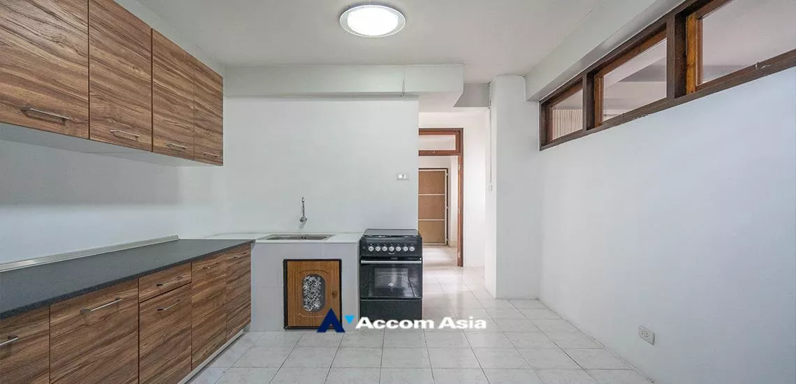  3 Bedrooms  Apartment For Rent in Sukhumvit, Bangkok  near BTS Nana - MRT Sukhumvit (AA28457)