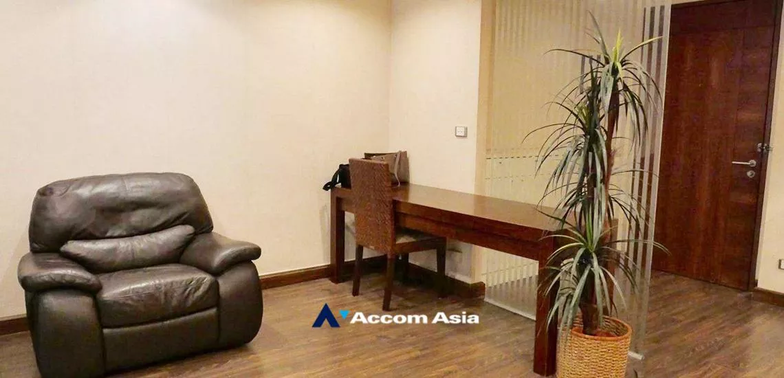 unit 3 Bedrooms  Condominium For Sale in Silom, Bangkok  near BTS Chong Nonsi (AA28788)