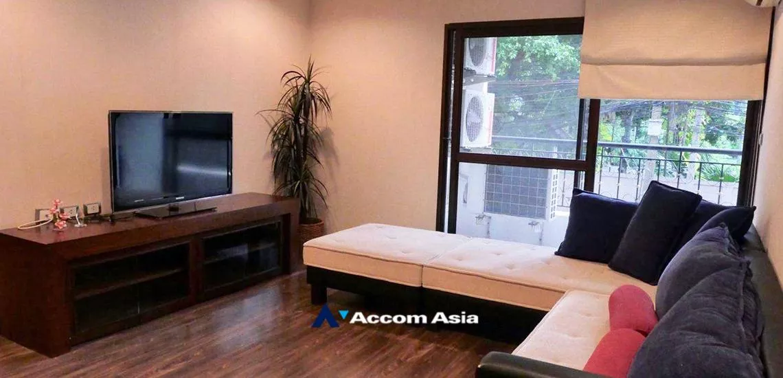unit 3 Bedrooms  Condominium For Sale in Silom, Bangkok  near BTS Chong Nonsi (AA28788)
