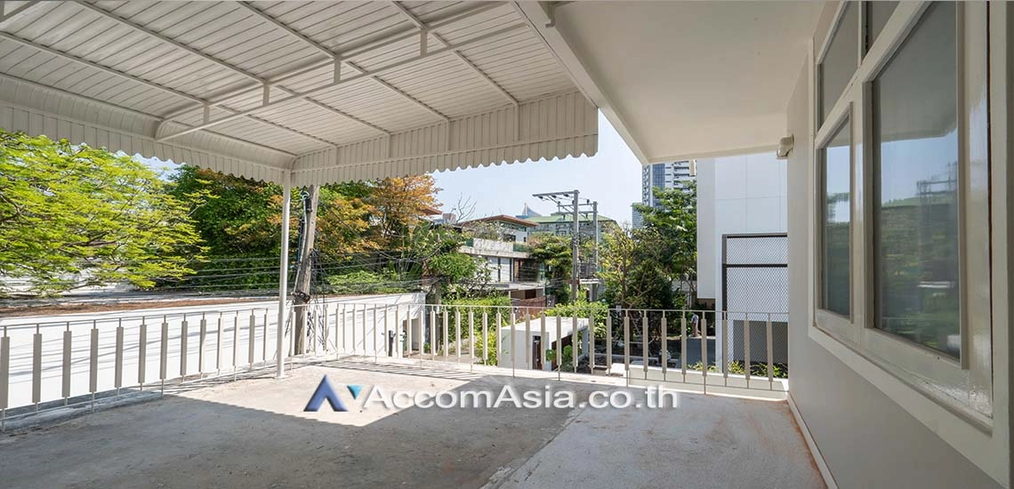 unitHome Office, Pet friendly |  3 Bedrooms  House For Rent in Sukhumvit, Bangkok  near BTS Thong Lo (AA29407)