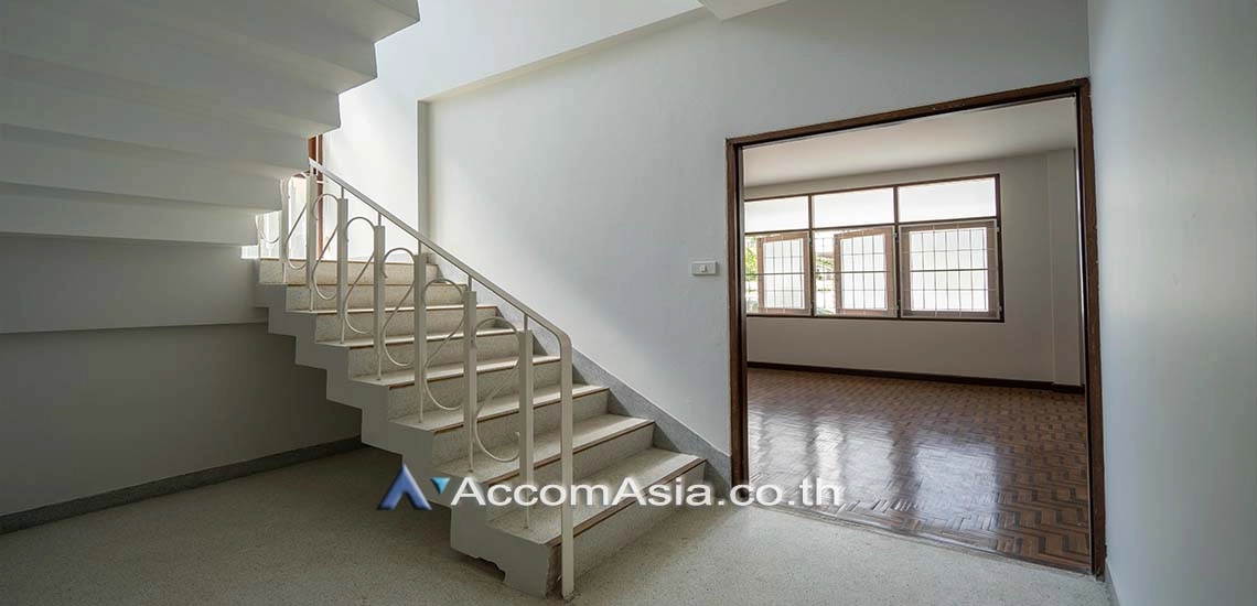 unitHome Office, Pet friendly |  3 Bedrooms  House For Rent in Sukhumvit, Bangkok  near BTS Thong Lo (AA29407)