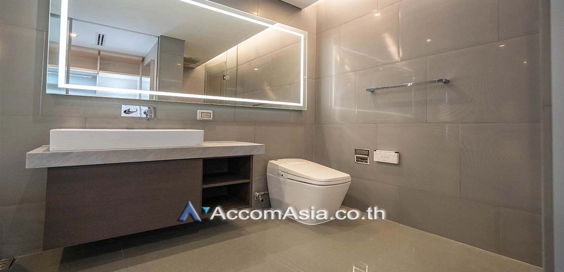 unit Modern condominium with private balcony and serene views in Sathorn (AA29434)