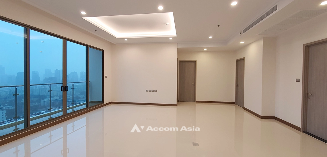 unit 3 Bedrooms  Condominium For Rent in Sukhumvit, Bangkok  near BTS Phrom Phong (AA29468)