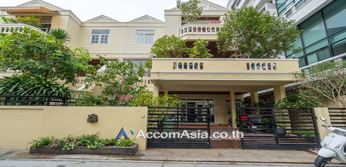Pet friendly |  4 Bedrooms  House For Rent in Sukhumvit, Bangkok  near BTS Phrom Phong (AA29516)