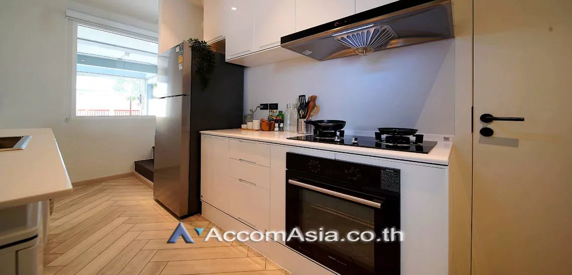  3 Bedrooms  House For Rent in Sukhumvit, Bangkok  near BTS Phrom Phong (AA29529)