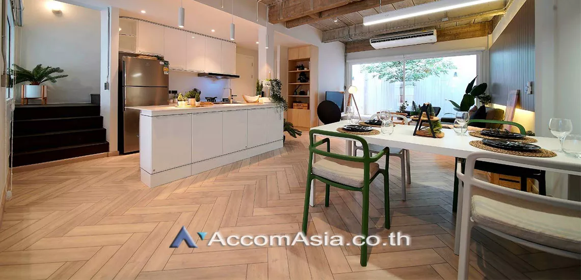  3 Bedrooms  House For Rent in Sukhumvit, Bangkok  near BTS Phrom Phong (AA29529)