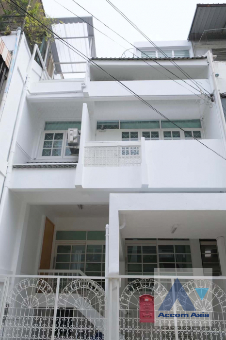 Home Office, Pet friendly |  4 Bedrooms  Townhouse For Rent in Sukhumvit, Bangkok  near BTS Thong Lo (AA29533)