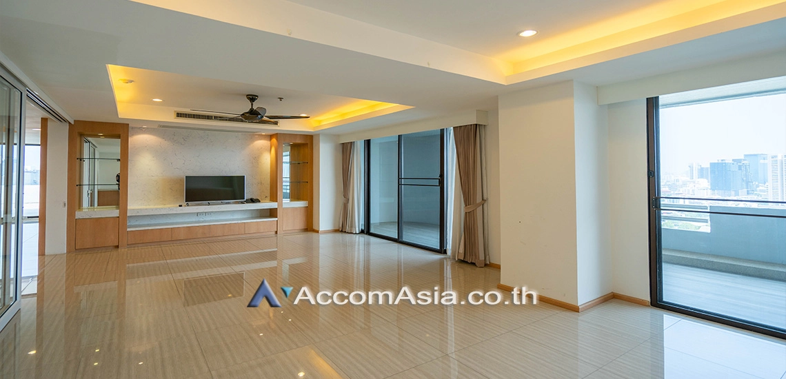  1  3 br Apartment For Rent in Sukhumvit ,Bangkok BTS Ekkamai at High-Rise Living with a Large Balcony Apartment in Ekkamai AA29557