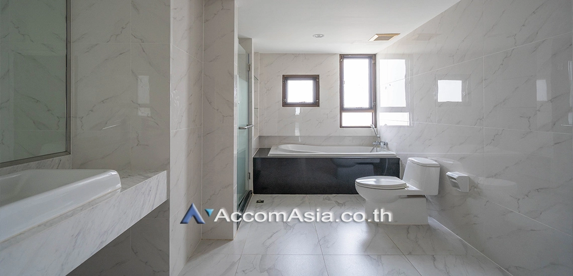 13  3 br Apartment For Rent in Sukhumvit ,Bangkok BTS Ekkamai at High-Rise Living with a Large Balcony Apartment in Ekkamai AA29557