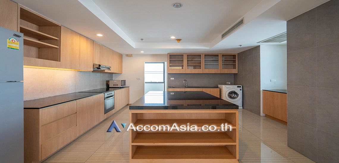 4  3 br Apartment For Rent in Sukhumvit ,Bangkok BTS Ekkamai at High-Rise Living with a Large Balcony Apartment in Ekkamai AA29557