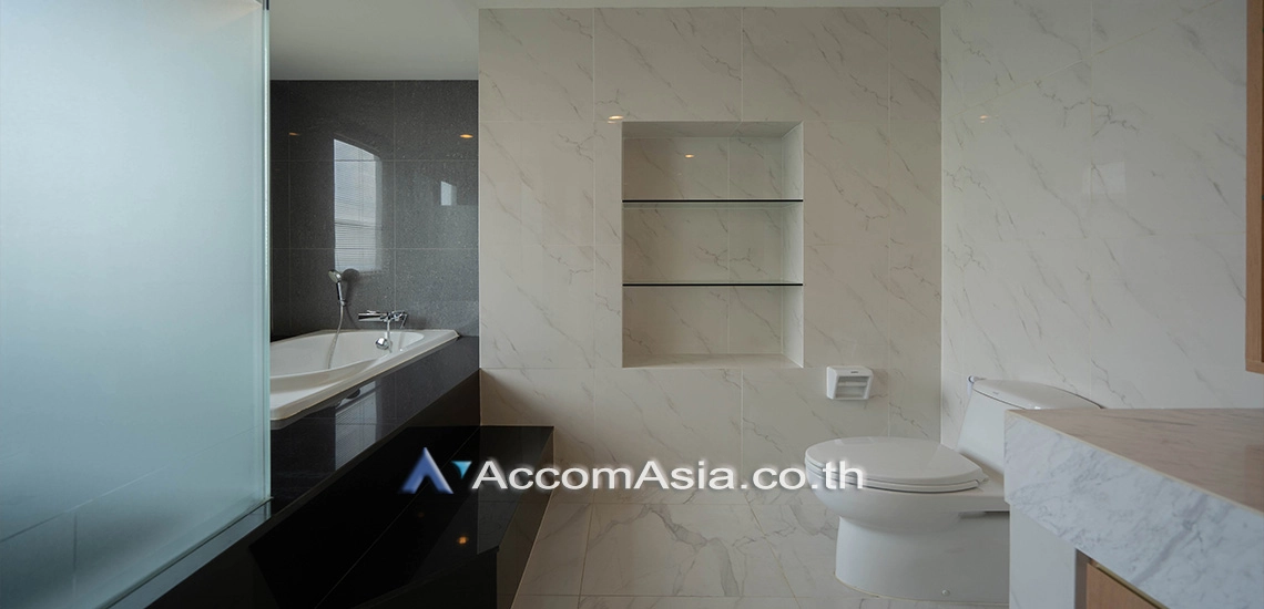12  3 br Apartment For Rent in Sukhumvit ,Bangkok BTS Ekkamai at High-Rise Living with a Large Balcony Apartment in Ekkamai AA29557