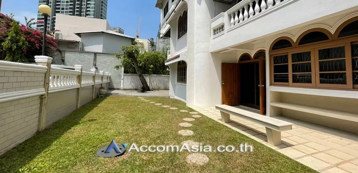  5 Bedrooms  House For Rent in Sukhumvit, Bangkok  near BTS Thong Lo (AA29561)