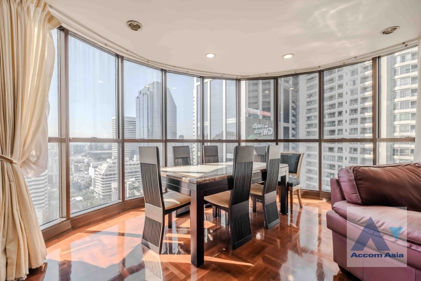 unitBright condominium with curved windows and open-plan living in Sukhumvit (24409)