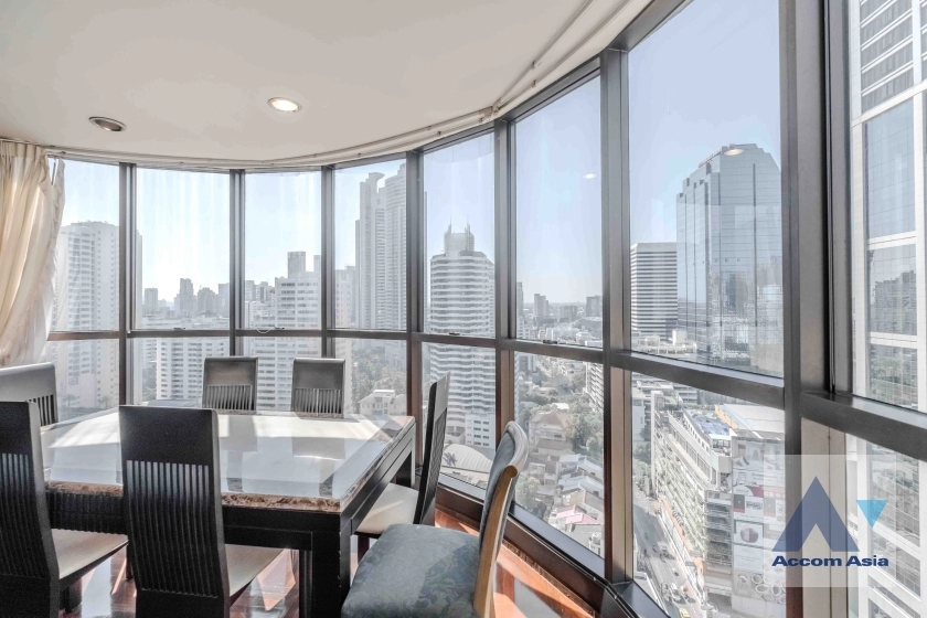 unitBright condominium with curved windows and open-plan living in Sukhumvit (24409)
