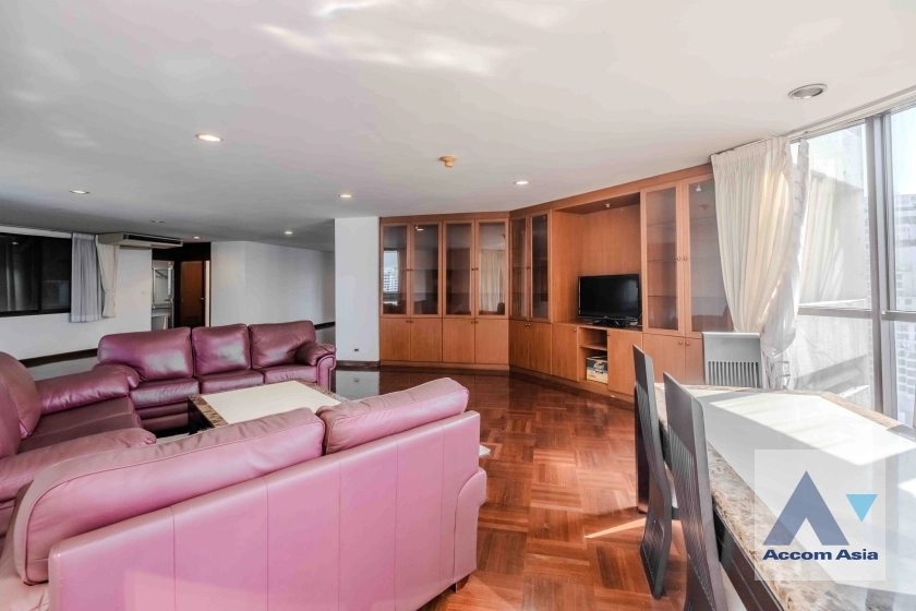 unitBright condominium with curved windows and open-plan living in Sukhumvit (24409)