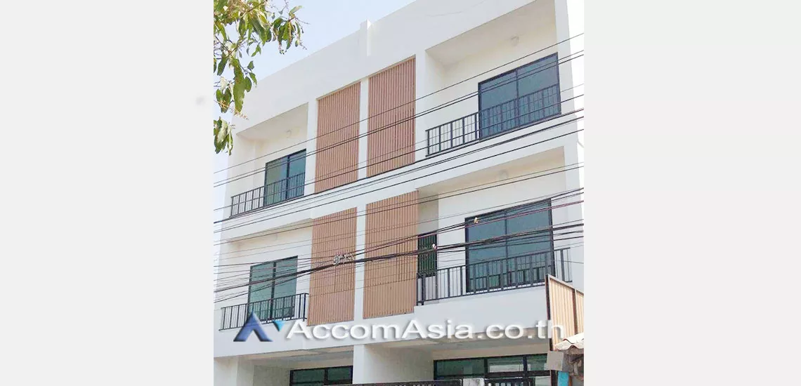  4 Bedrooms  House For Sale in Sukhumvit, Bangkok  near BTS Punnawithi (AA29583)