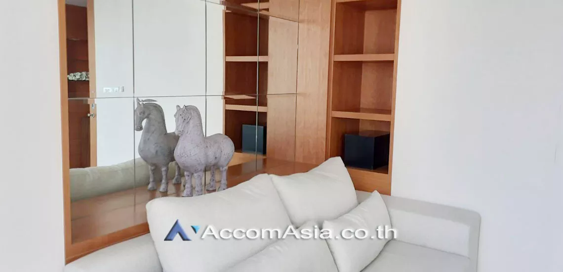 unit 1 Bedroom  Condominium For Rent in Ploenchit, Bangkok  near BTS Ratchadamri (AA29586)
