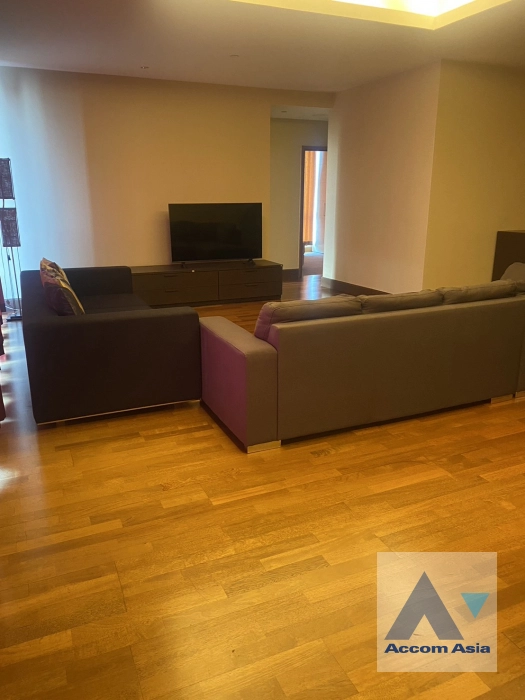 unitCozy condo with warm tones and full facilities in Sathorn (AA29587)