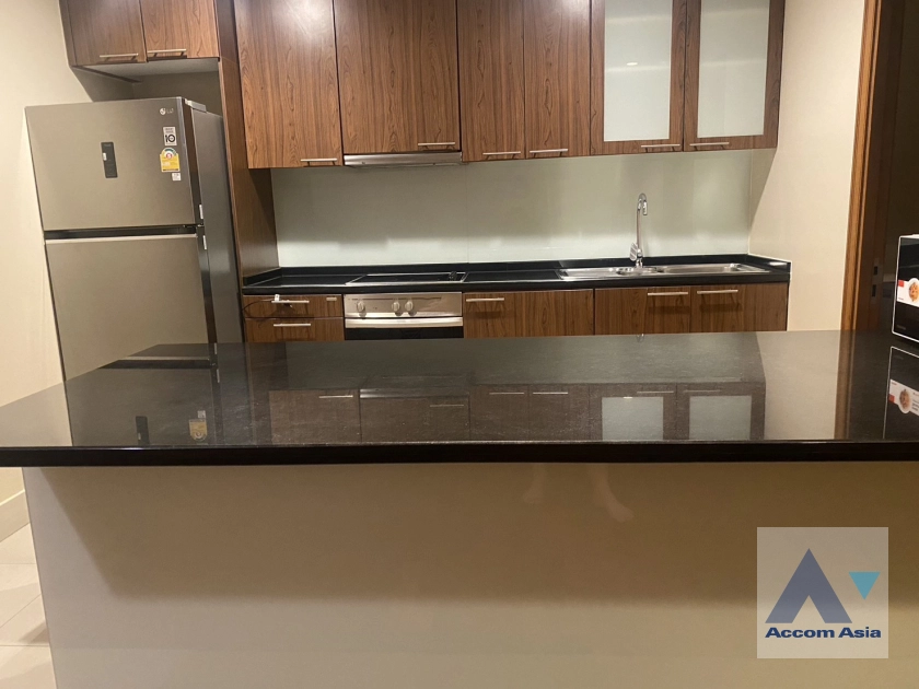 unitCozy condo with warm tones and full facilities in Sathorn (AA29587)