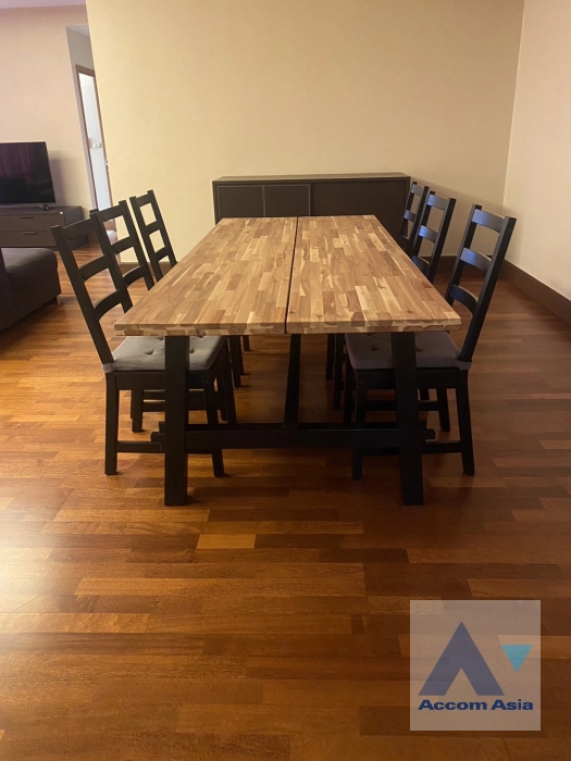 unitCozy condo with warm tones and full facilities in Sathorn (AA29587)