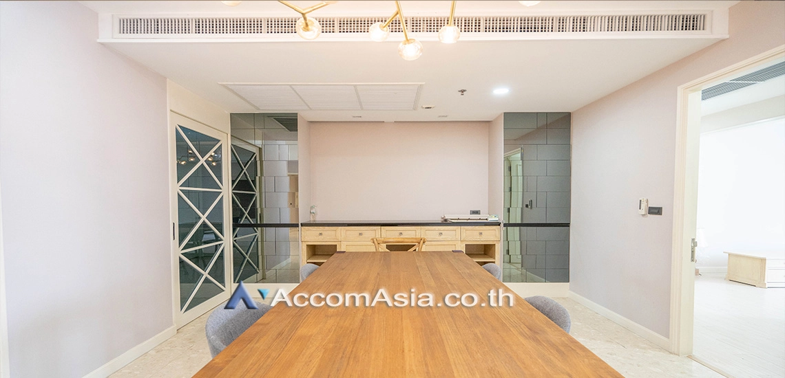 unit Nusasiri Grand condo with direct access to BTS Ekkamai (AA29665)