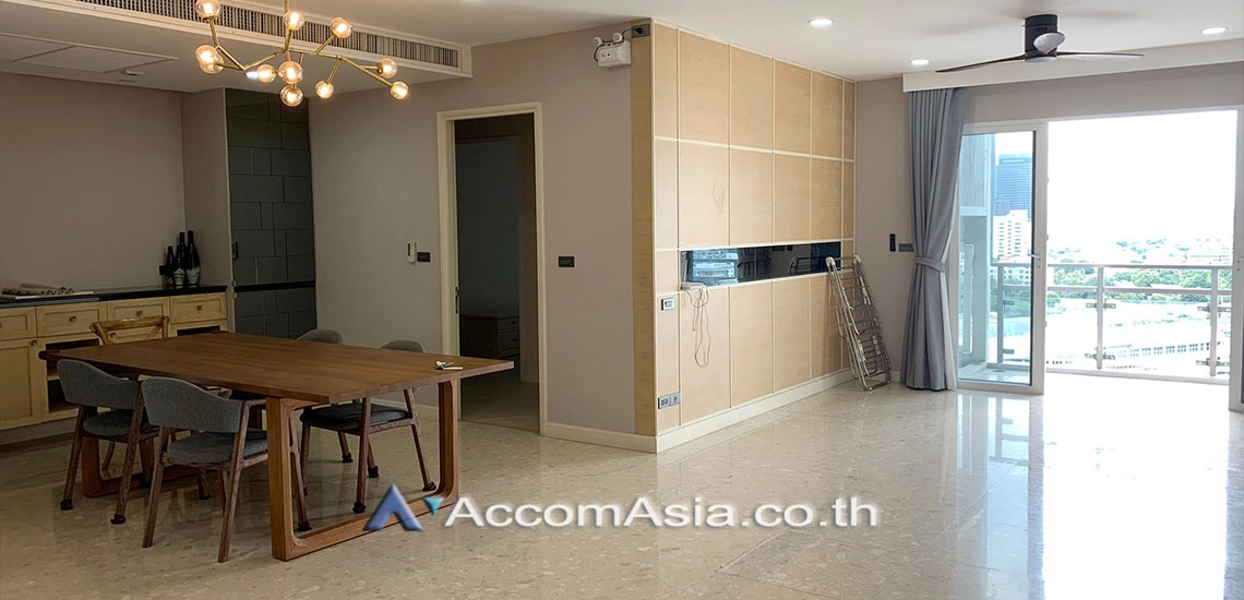 unit Nusasiri Grand condo with direct access to BTS Ekkamai (AA29665)