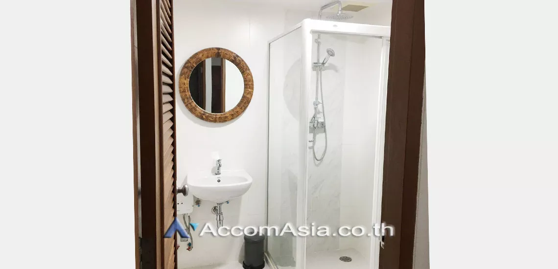  2 Bedrooms  Condominium For Rent in Ploenchit, Bangkok  near BTS Chitlom (AA29669)