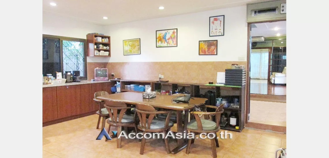  4 Bedrooms  House For Sale in Sukhumvit, Bangkok  near BTS Ekkamai (AA29679)