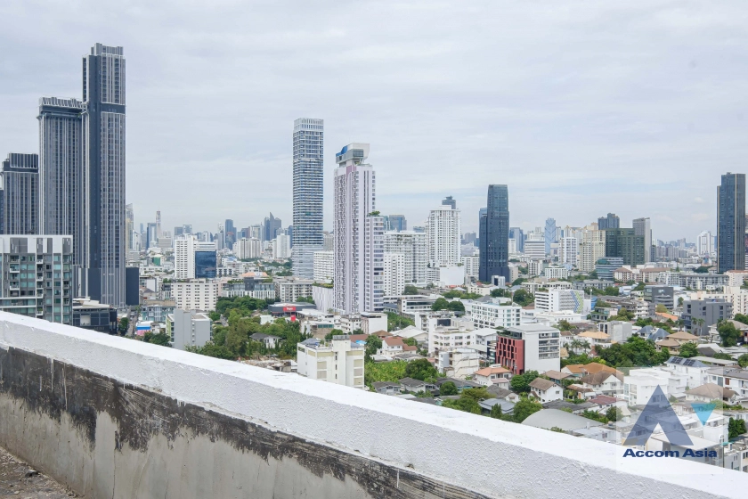 19  3 br Apartment for rent and sale in Sukhumvit ,Bangkok BTS Ekkamai at High-Rise Living with a Large Balcony Apartment in Ekkamai AA29696