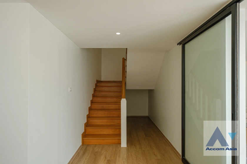 21  3 br Apartment for rent and sale in Sukhumvit ,Bangkok BTS Ekkamai at High-Rise Living with a Large Balcony Apartment in Ekkamai AA29696