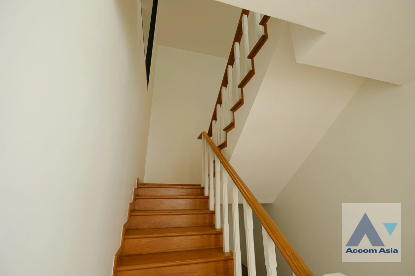 20  3 br Apartment for rent and sale in Sukhumvit ,Bangkok BTS Ekkamai at High-Rise Living with a Large Balcony Apartment in Ekkamai AA29696