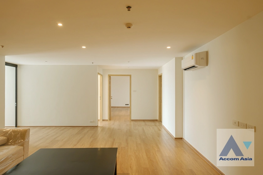 25  3 br Apartment for rent and sale in Sukhumvit ,Bangkok BTS Ekkamai at High-Rise Living with a Large Balcony Apartment in Ekkamai AA29696