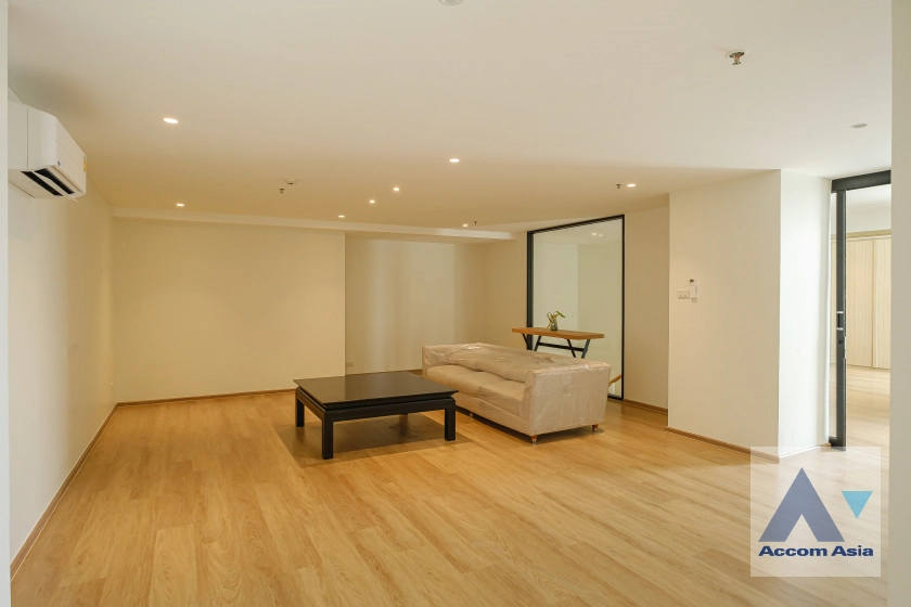 24  3 br Apartment for rent and sale in Sukhumvit ,Bangkok BTS Ekkamai at High-Rise Living with a Large Balcony Apartment in Ekkamai AA29696