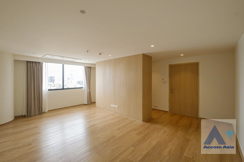 26  3 br Apartment for rent and sale in Sukhumvit ,Bangkok BTS Ekkamai at High-Rise Living with a Large Balcony Apartment in Ekkamai AA29696