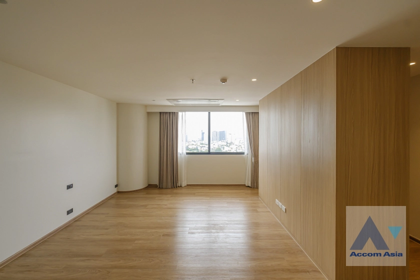 27  3 br Apartment for rent and sale in Sukhumvit ,Bangkok BTS Ekkamai at High-Rise Living with a Large Balcony Apartment in Ekkamai AA29696