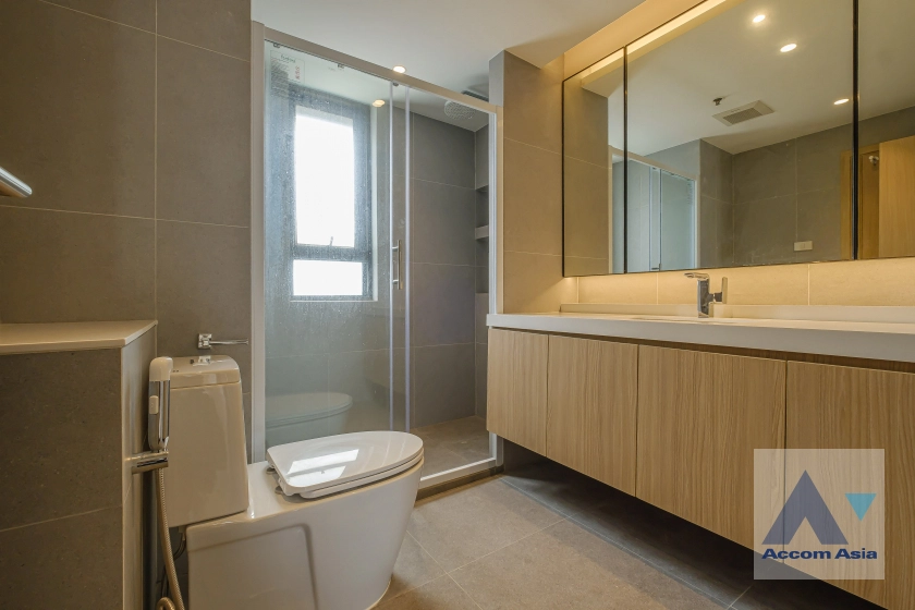 30  3 br Apartment for rent and sale in Sukhumvit ,Bangkok BTS Ekkamai at High-Rise Living with a Large Balcony Apartment in Ekkamai AA29696