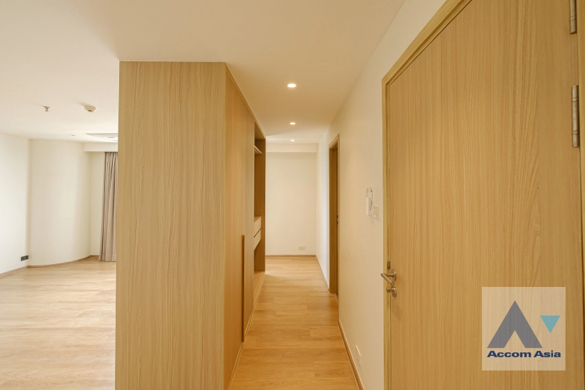 28  3 br Apartment for rent and sale in Sukhumvit ,Bangkok BTS Ekkamai at High-Rise Living with a Large Balcony Apartment in Ekkamai AA29696