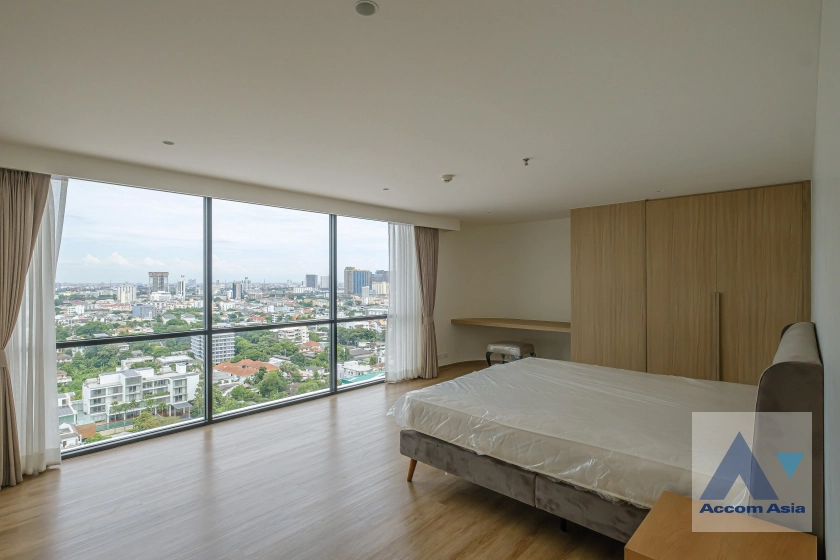 31  3 br Apartment for rent and sale in Sukhumvit ,Bangkok BTS Ekkamai at High-Rise Living with a Large Balcony Apartment in Ekkamai AA29696