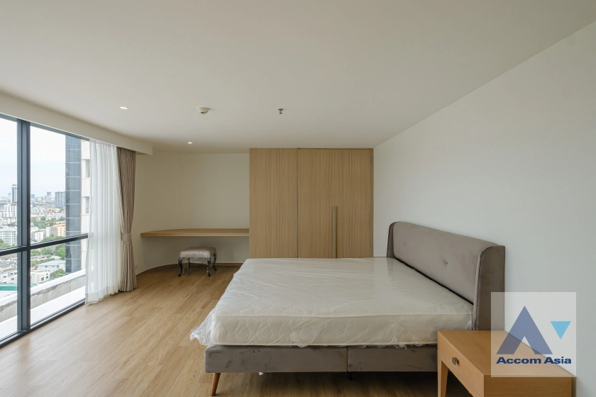 32  3 br Apartment for rent and sale in Sukhumvit ,Bangkok BTS Ekkamai at High-Rise Living with a Large Balcony Apartment in Ekkamai AA29696