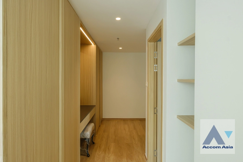 37  3 br Apartment for rent and sale in Sukhumvit ,Bangkok BTS Ekkamai at High-Rise Living with a Large Balcony Apartment in Ekkamai AA29696