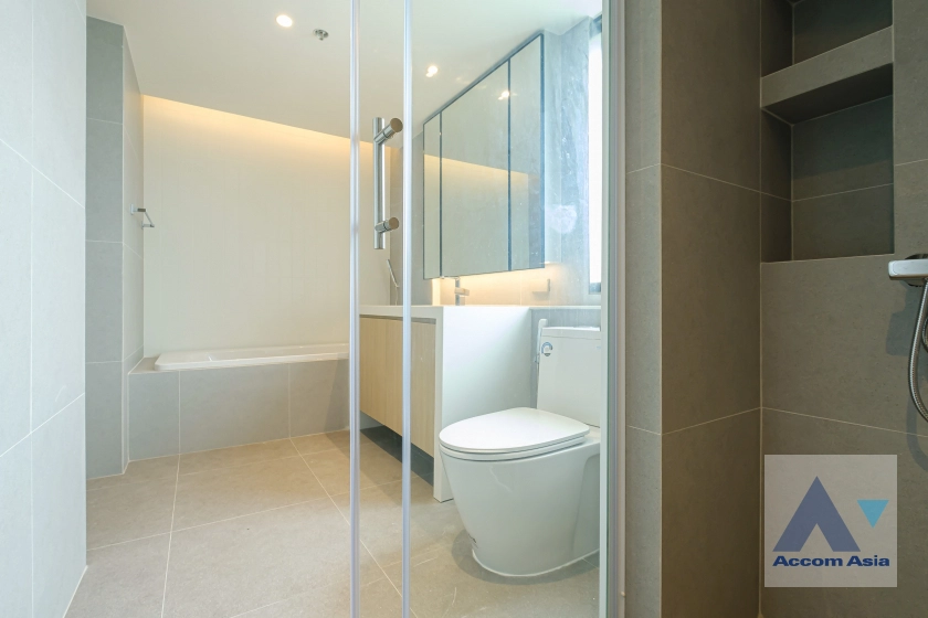 40  3 br Apartment for rent and sale in Sukhumvit ,Bangkok BTS Ekkamai at High-Rise Living with a Large Balcony Apartment in Ekkamai AA29696