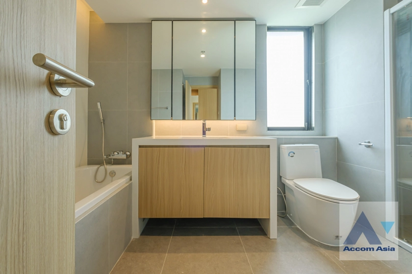 39  3 br Apartment for rent and sale in Sukhumvit ,Bangkok BTS Ekkamai at High-Rise Living with a Large Balcony Apartment in Ekkamai AA29696