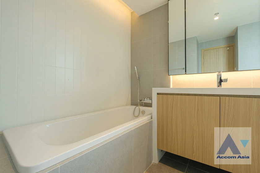 41  3 br Apartment for rent and sale in Sukhumvit ,Bangkok BTS Ekkamai at High-Rise Living with a Large Balcony Apartment in Ekkamai AA29696