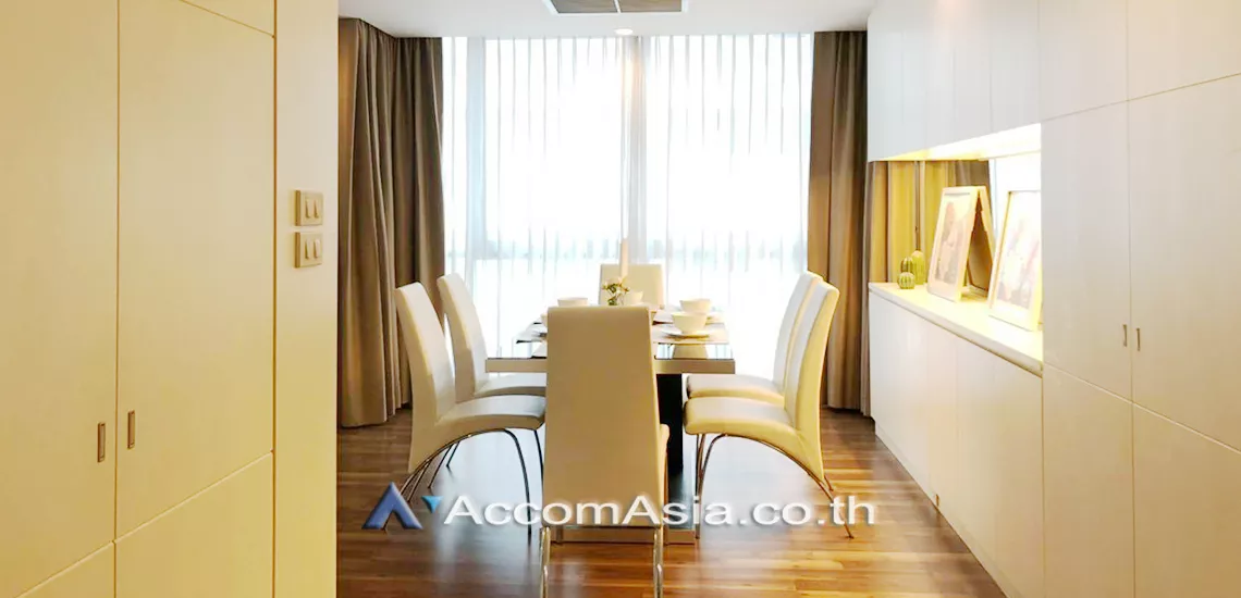  2 Bedrooms  Condominium For Rent in Ploenchit, Bangkok  near BTS Ratchadamri (AA29715)