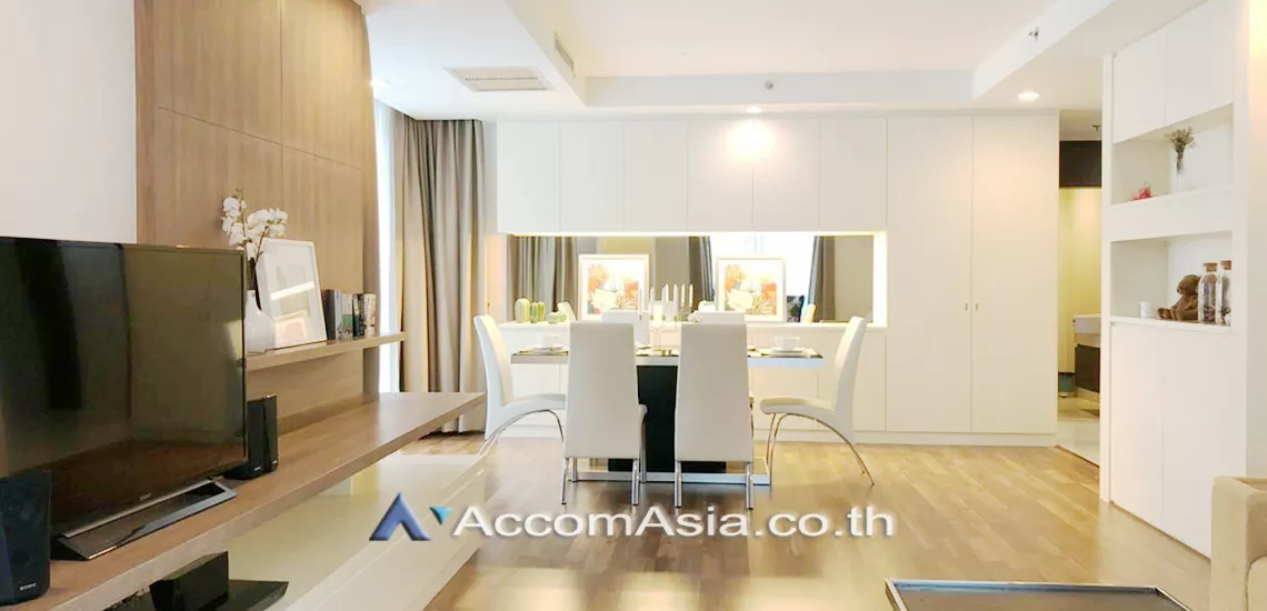  2 Bedrooms  Condominium For Rent in Ploenchit, Bangkok  near BTS Ratchadamri (AA29715)
