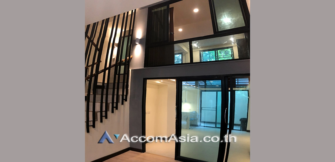  3 Bedrooms  Townhouse For Sale in Sukhumvit, Bangkok  near BTS Phrom Phong (AA29743)